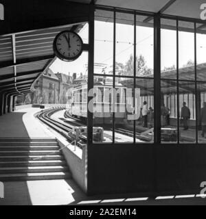 Fahrgäste warten auf dem Bahnsteig vom Hauptbahnhof a Stoccarda, Deutschland 1930er Jahre. I passeggeri in attesa per il treno alla stazione centrale di Stoccarda, Germania 1930s. Foto Stock