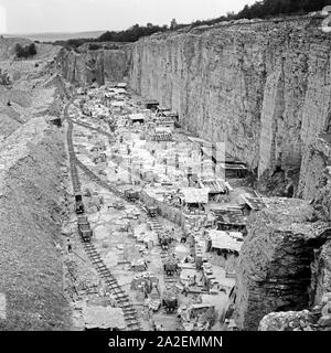 Steinbruch für Plattenkalk di Solnhofen, Deutschland 1930er Jahre. Litografica in pietra calcarea pit a Solnhofen, Germania 1930s. Foto Stock