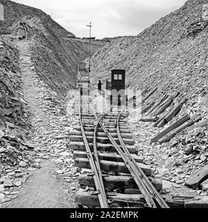 Arbeiter im Steinbruch für Plattenkalk di Solnhofen, Deutschland 1930er Jahre.Fun presso la litografica in pietra calcarea pit a Solnhofen, Germania 1930s. Foto Stock