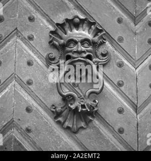 Un Türklopfer einem historischen portale in Neuburg an der Donau, Deutschland 1930er Jahre. Respingente porta ad un cancello storico a Neuburg sul Danubio, Germania 1930s. Foto Stock