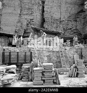 Arbeiter im Steinbruch für Plattenkalk di Solnhofen, Deutschland 1930er Jahre.Fun presso la litografica in pietra calcarea pit a Solnhofen, Germania 1930s. Foto Stock