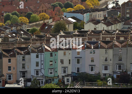 Una fila di colorate case a schiera a Bristol, Inghilterra Foto Stock