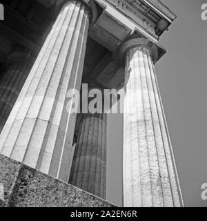 Säulen an der Walhalla bei Donaustauf, Deutschland 1930er Jahre. Colonne a Walhalla memorial vicino Donaustauf, Germania 1930s. Foto Stock