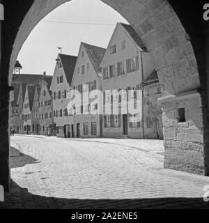 In Geschäftsstraße Nördlingen mit dem Schuhgeschäft Metzger und dem Hubel Baugeschäft, Deutschland 1930er Jahre. Business street a Noerdlingen con Metzger di calzature e di uscita Hubel edificio del centro, Germania 1930s. Foto Stock