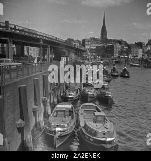 Schiffe im Hafen von Hamburg, un Land die Hochbahn und die San Nikolai Kirche, Deutschland 1930er Jahre. Delle navi nel porto di Amburgo con San Nikolai la chiesa in background, Germania 1930s. Foto Stock