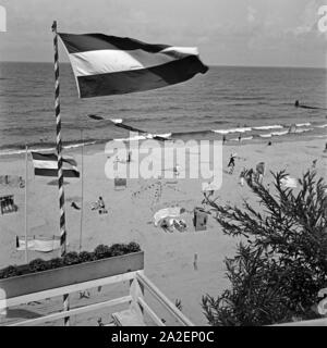 Am Strand des renommierten Ostseebads Rauschen im Samland in Ostpreußen, Deutschland 1930er Jahre. Presso la spiaggia del Mar Baltico bath Rauschen in Zambia regione nella Prussia Orientale, Germania 1930s. Foto Stock