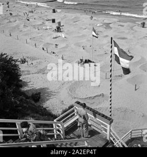 Am Strand des renommierten Ostseebads Rauschen im Samland in Ostpreußen, Deutschland 1930er Jahre. Presso la spiaggia del Mar Baltico bath Rauschen in Zambia regione nella Prussia Orientale, Germania 1930s. Foto Stock