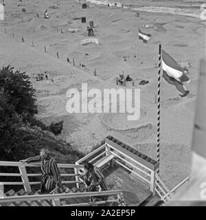 Am Strand des renommierten Ostseebads Rauschen im Samland in Ostpreußen, Deutschland 1930er Jahre. Presso la spiaggia del Mar Baltico bath Rauschen in Zambia regione nella Prussia Orientale, Germania 1930s. Foto Stock