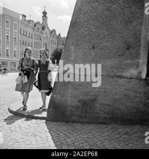 Zwei Schulmädchen auf dem Weg Nach Hause durch Burghausen, Deutschland 1930er Jahre. Due studentesse sul loro modo a casa da scuola attraverso le strade di Burghausen, Germania 1930s. Foto Stock