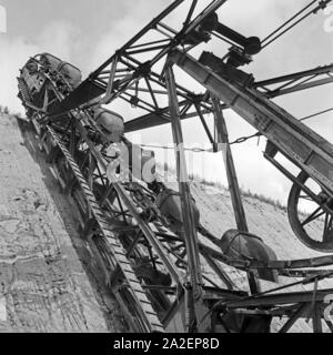 Dispositivo di insaccaggio beim Bernsteinabbau in Palmnicken in Ostpreußen, Deutschland 1930er Jahre. Potenza di scavo pala per l'ambra a Palmnicken nella Prussia orientale, Germania 1930s. Foto Stock