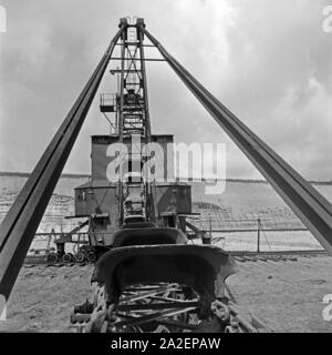 Dispositivo di insaccaggio beim Bernsteinabbau in Palmnicken in Ostpreußen, Deutschland 1930er Jahre. Potenza di scavo pala per l'ambra a Palmnicken nella Prussia orientale, Germania 1930s. Foto Stock