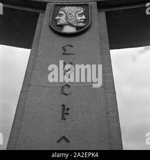 Säule, Inschrift und Wappen der Kreisstadt im Lyck Abstimmungsdenkmal auf dem Jakobsberg bei Allenstein in Ostpreußen, Deutschland 1930er Jahre. Colonna, Iscrizione e stemma della città distretto di Lyck al ballottaggio monumento a Jakobsberg collina vicino Allenstein nella Prussia orientale, Germania 1930s. Foto Stock