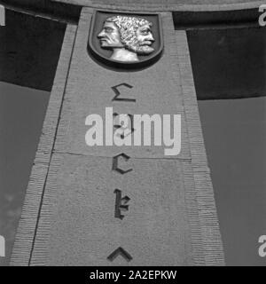 Säule, Inschrift und Wappen der Kreisstadt im Lyck Abstimmungsdenkmal auf dem Jakobsberg bei Allenstein in Ostpreußen, Deutschland 1930er Jahre. Colonna, Iscrizione e stemma della città distretto di Lyck al ballottaggio monumento a Jakobsberg collina vicino Allenstein nella Prussia orientale, Germania 1930s. Foto Stock