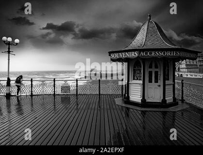 Un vento e pioggia-spazzato kiosk su Brighton Palace Pier, aperto nel 1899 in Brighton, Sussex, Inghilterra. Foto Stock