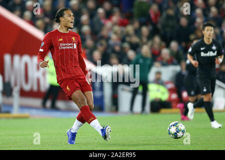 Liverpool, Regno Unito. 02oct, 2019. Virgilio van Dijk di Liverpool in azione. UEFA Champions League gruppo e corrispondono, Liverpool v FC Red Bull Salisburgo ad Anfield Stadium di Liverpool su Mercoledì 2 ottobre 2019. Questa immagine può essere utilizzata solo per scopi editoriali. Solo uso editoriale, è richiesta una licenza per uso commerciale. Nessun uso in scommesse, giochi o un singolo giocatore/club/league pubblicazioni. pic da Chris Stading/Andrew Orchard fotografia sportiva/Alamy Live news Credito: Andrew Orchard fotografia sportiva/Alamy Live News Foto Stock