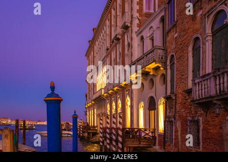 Canali di Venezia e delle gondole intorno a Piazza San Marco durante la notte Foto Stock