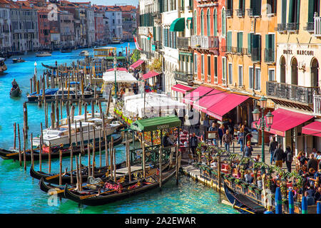 Venezia, Italia-20 Aprile 2019: vista da un punto caratteristico Ponte di Rialto, uno dei più visitati di Venezia le posizioni del punto di riferimento Foto Stock