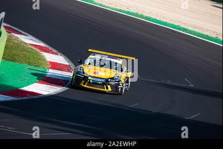 Circuito di Vallelunga, in Italia il 14 settembre 2019. Porsche Carrera racing car in azione a girare in asfalto del circuito di binario Foto Stock