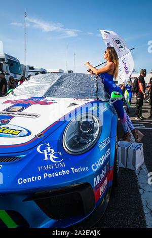 Circuito di Vallelunga, in Italia il 14 settembre 2019. Bella ragazza a griglia in posa con Porsche Carrera racing auto nel paddock Foto Stock