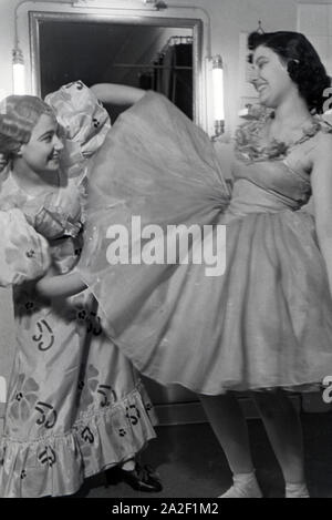 Tänzerinnen in der Umkleidekabine im Opernhaus nella Rom; Italien 1940er Jahre. Il coro delle ragazze nel cambiare camera nell'opera di Roma; Italia 1940s. Foto Stock