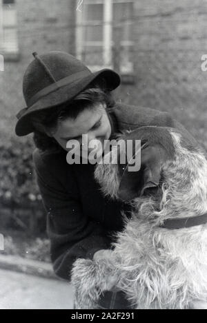 Die Weltmeisterin Anni Kapell mit ihrem Hund, Deutsches Reich 1941. Campione del Mondo Anni Kapell con il suo cane, Germania 1941 Foto Stock