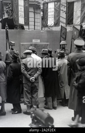 Zeremonie der Überreichung der Sarajevotafel als Kriegssouvenir im Zeughaus, Unter den Linden, Berlino, Deutsches Reich 1941. Cerimonia di presentazione della piastra di Sarajevo come un trofeo in armeria, Unter den Linden, Berlin, Germania 1941. Foto Stock