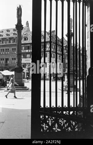 Die Stadtpatrone vor dem Freiburger Münster, das Wahrzeichen der badischen Stadt Freiburg im Breisgau, Deutschland 1930er Jahre. I santi patroni di fronte al Freiburg Minster, punto di riferimento della città Freiburg im Breisgau a Baden, Germania 1930s. Foto Stock