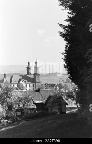 Eine idyllisch gelegene kleine Ortschaft im Schwarzwald, Deutschland 1930er Jahre. Un piccolo villaggio situato in una posizione idilliaca Foresta Nera valle, Germania 1930s. Foto Stock