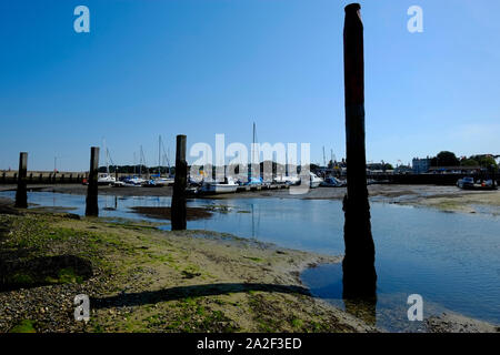 Ryde Porto sulla isola di Wight a bassa marea che mostra yacht e barche a motore collegato a massa sul fondale. Foto Stock