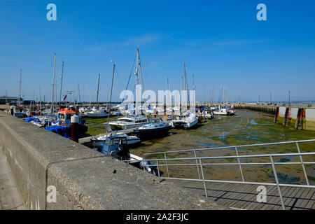 Ryde Porto sulla isola di Wight a bassa marea che mostra yacht e barche a motore collegato a massa sul fondale. Foto Stock