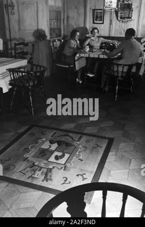 Entspannung im Hotel Wehrle in Triberg während einer Reise in den Schwarzwald, Deutschland 1930er Jahre. Relax in Hotel Wehrle in Triberg durante un viaggio nella Foresta Nera, in Germania 1930s. Foto Stock