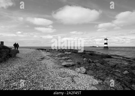 L'estremità orientale di Anglesea che mostra il passaggio tra la terraferma e l'isola dei puffini contenente Penmon faro Foto Stock