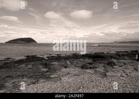 L'estremità orientale di Anglesea che mostra il passaggio tra la terraferma e l'isola dei puffini contenente Penmon faro Foto Stock