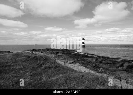 L'estremità orientale di Anglesea che mostra il passaggio tra la terraferma e l'isola dei puffini contenente Penmon faro Foto Stock