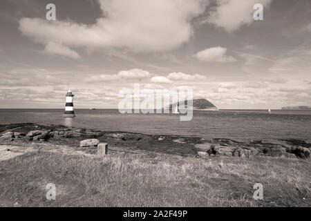 L'estremità orientale di Anglesea che mostra il passaggio tra la terraferma e l'isola dei puffini contenente Penmon faro Foto Stock