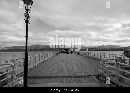 Il lungomare di legno sul molo a Beaumaris Anglesea Galles Foto Stock