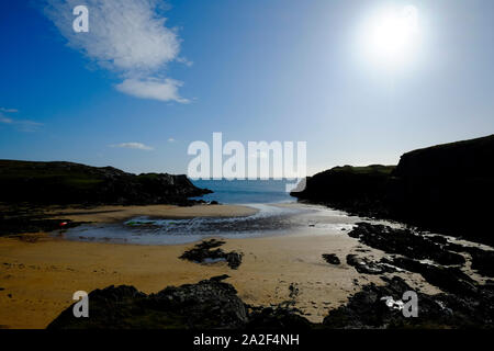 Porth y Corwgl Bay a nord ovest Anglesea nella luminosa tardo pomeriggio di sole di un estate indiana Foto Stock