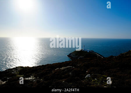 Sud pila faro Anglesea Galles del nord Isole britanniche in prima serata sole dell'estate indiana nel Regno Unito Foto Stock