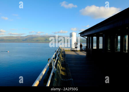 Il Pavillion sul molo a Beaumaris, Anglesea guardando sopra la Stretto di Menai Foto Stock