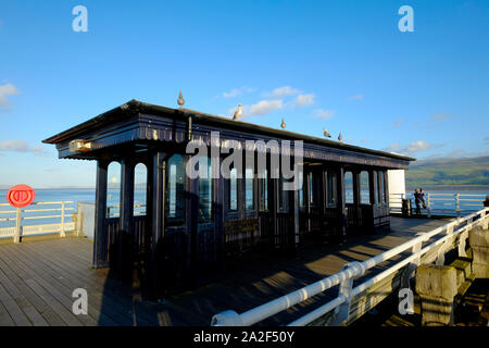 Il Pavillion sul molo a Beaumaris, Anglesea guardando sopra la Stretto di Menai Foto Stock