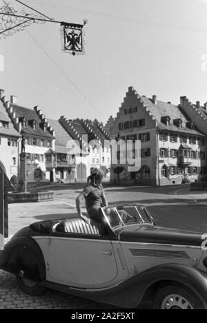 Autofahrer bei einem Ausflug nach San Märgen im Südschwarzwald, Deutschland 1930er Jahre. I conducenti di auto su un viaggio a San Märgen nella Foresta Nera meridionale, Germania 1930s. Foto Stock