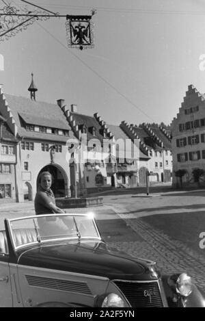 Autofahrer bei einem Ausflug nach San Märgen im Südschwarzwald, Deutschland 1930er Jahre. I conducenti di auto su un viaggio a San Märgen nella Foresta Nera meridionale, Germania 1930s. Foto Stock