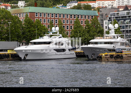 La porta interna di Bergen, Norvegia. Yachts Reef Chief e Astra ormeggiata in banchina Bradbenken. Foto Stock