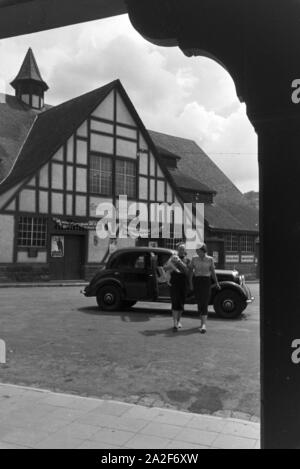 Zwei junge Frauen bei ihrer Ankunft in dem Stuttgarter Stadtteil Uhlbach, Deutschland 1930er Jahre. Due giovani donne che arrivano a Uhlbach, un quartiere di Stoccarda , Germania 1930s. Foto Stock