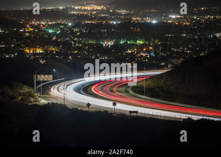 La mattina presto una veduta notturna di Los Angeles pendolari di entrare nella Santa Susana passano sul 118 freeway in Simi Valley. Foto Stock