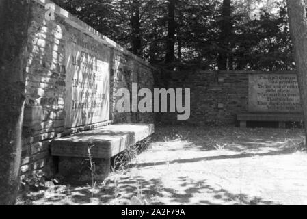 Das Ehrenmal für die Teilnehmer gefallenen des Ersten Weltkriegs auf dem Stuttgarter Waldfriedhof, Deutschland 1930er Jahre. Il memoriale per i soldati caduti nella Prima Guerra Mondiale sul cimitero di foresta a Stoccarda in Germania 1930s. Foto Stock