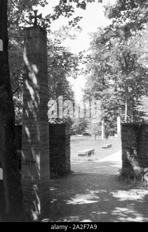 Das Ehrenmal für die Teilnehmer gefallenen des Ersten Weltkriegs auf dem Stuttgarter Waldfriedhof, Deutschland 1930er Jahre. Il memoriale per i soldati caduti nella Prima Guerra Mondiale sul cimitero di foresta a Stoccarda in Germania 1930s. Foto Stock