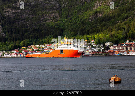 Rimorchiatore Offshore recipiente di alimentazione Normand prosperare in arrivo al porto di Bergen, Norvegia. Foto Stock