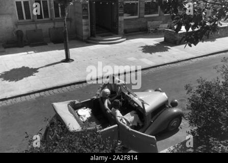 Ein Ausflug zur Weißenhofsiedlung di Stoccarda, Deutschland 1930er Jahre. Un viaggio per la station wagon Weissenhof a Stoccarda in Germania 1930s. Foto Stock