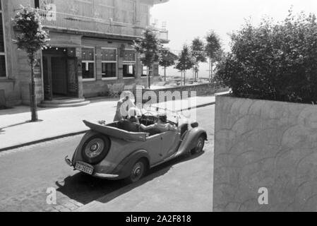 Ein Ausflug zur Weißenhofsiedlung di Stoccarda, Deutschland 1930er Jahre. Un viaggio per la station wagon Weissenhof a Stoccarda in Germania 1930s. Foto Stock